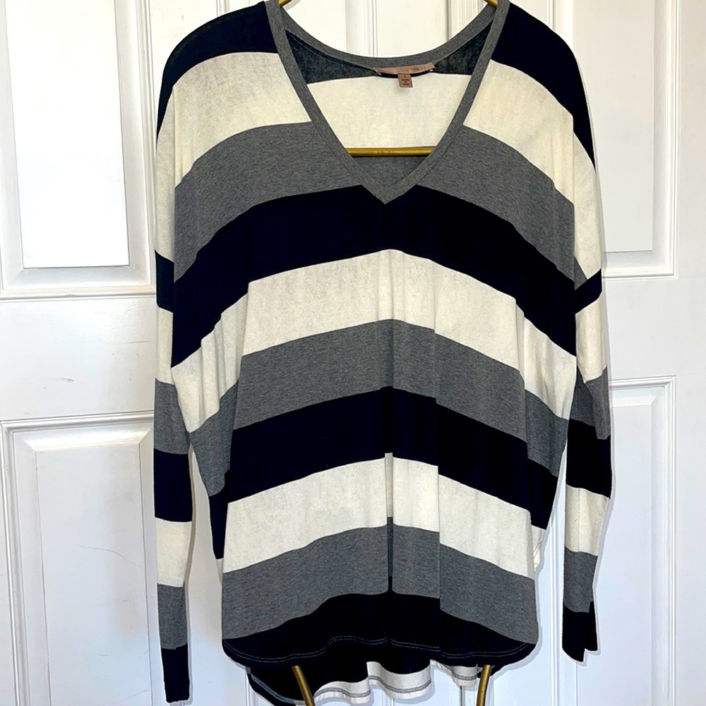 RED23 vneck hi lo stripe shirt